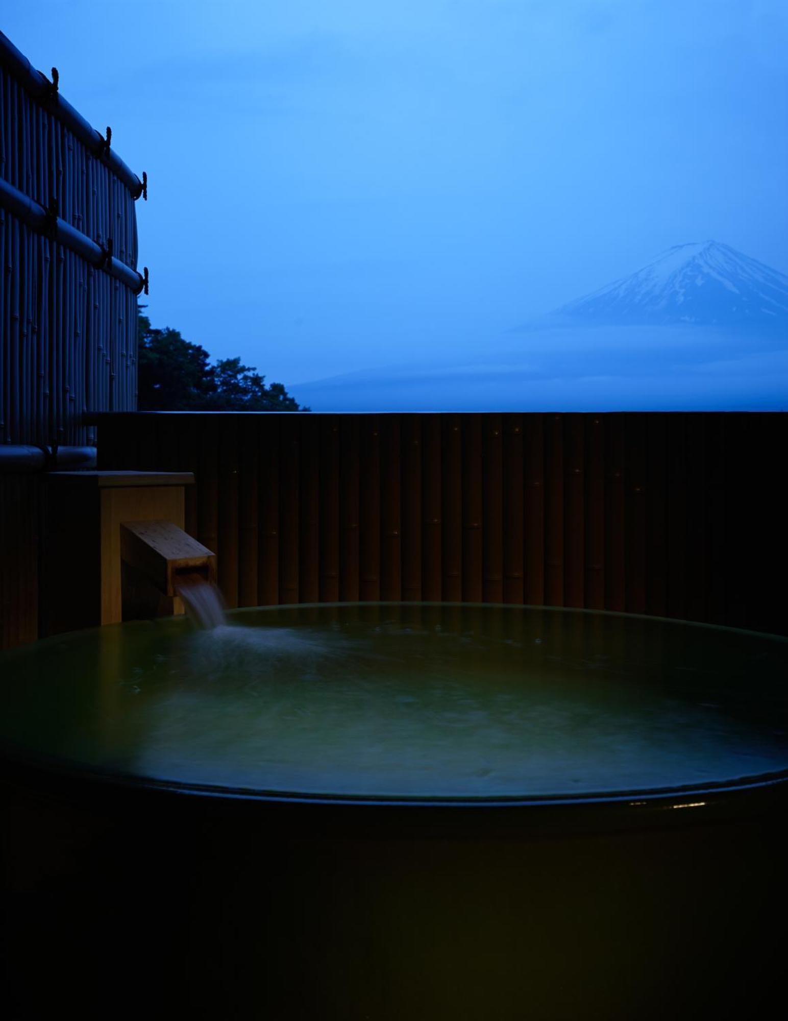 Fujikawaguchiko Onsen Konanso Hotel Phòng bức ảnh A view of Mount Fuji from a traditional onsen