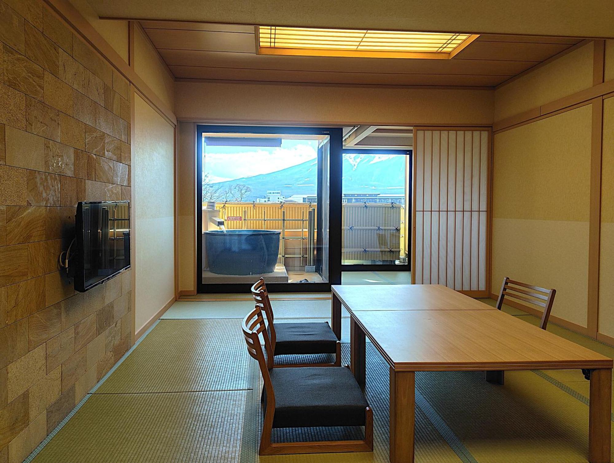 Fujikawaguchiko Onsen Konanso Hotel Ngoại thất bức ảnh A room at the Kyoto International Manga Museum